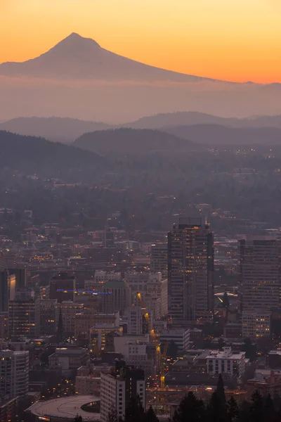 Hood Dağı yaz günbatımında parlıyordu.