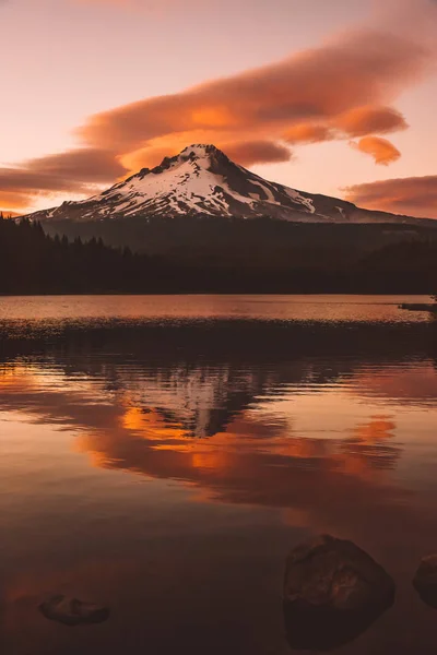 Geweldig Berglandschap Met Kleurrijke Levendige Zonsondergang — Stockfoto