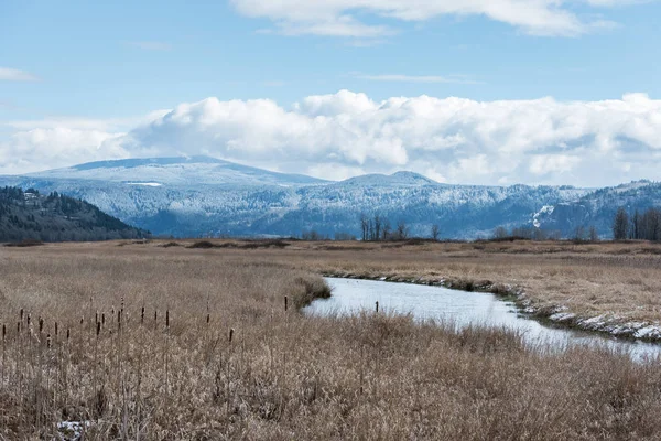 erstaunliche Gebirgslandschaft mit bewölkten Himmel