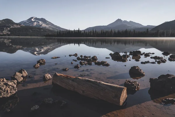 Dağlar gölün üzerinde yansıyor