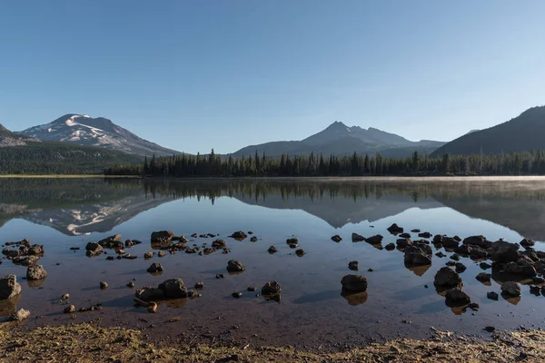 Dağlar gölün üzerinde yansıyor