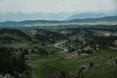 Dağlara giden yolun manzarası.