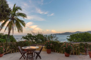 Sahildeki otelden görüntü. Deniz kıyısındaki tatil köyü. Idyllic yaz tatili 