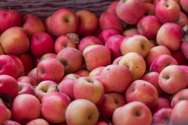 Piyasada kırmızı elmalar