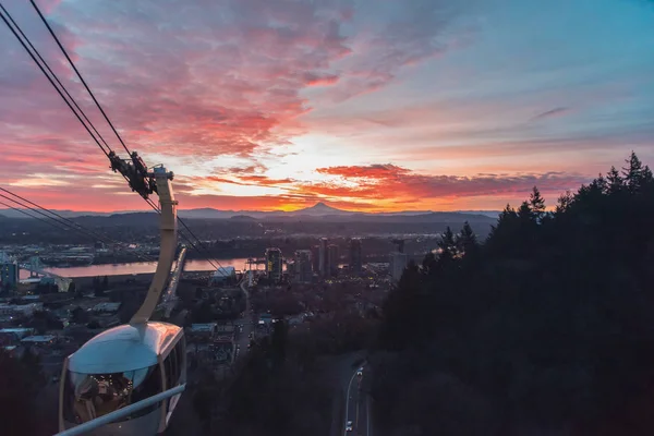 Portland Oregon ve Hood Dağı üzerinde gün doğumu