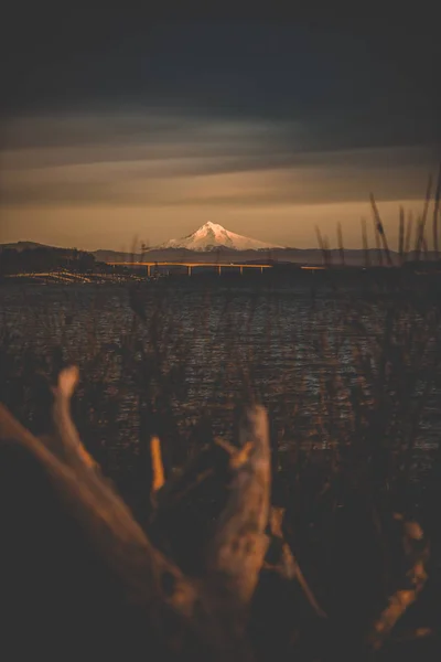Monte Hood Sobre Río Columbia Durante Dramática Luz Noche Invierno — Foto de Stock