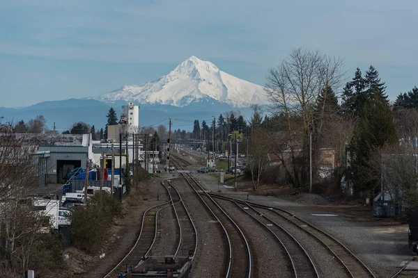 Portland Oregon 'daki tren rayları üzerinde Hood Dağı.