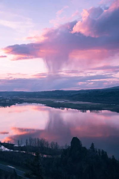 Gün batımı gölün üzerinde, güneş suya yansıyor..