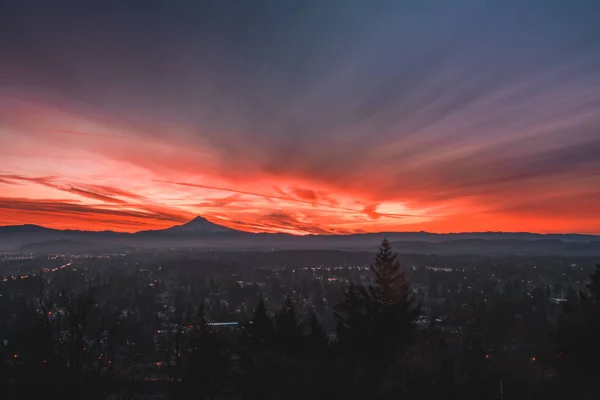 Amerika Birleşik Devletleri, Oregon, Pasifik 'in kuzeybatısındaki görkemli dağ manzarası üzerinde canlı bir güneş doğumu.