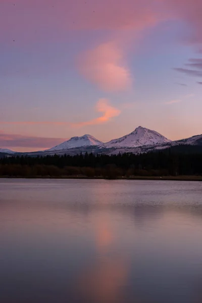 夕阳西下的美丽的山景 — 图库照片
