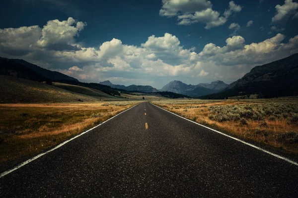 Long Desolate Wyoming Road — Stock Photo, Image