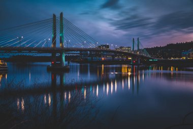 Tilikum Crossing Köprüsü'nde mavi saat, Portland Oregon