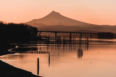 Erken Sabah Mt Hood ve Columbia Nehri üzerinde ışık