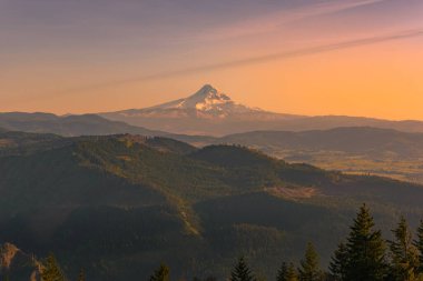 Gün batımında Hood Dağı 'nın ve etrafındaki vahşi doğanın nadir manzarası, Oregon.