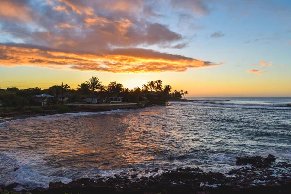 夏威夷考艾岛海滩上空的热带落日 — 图库照片