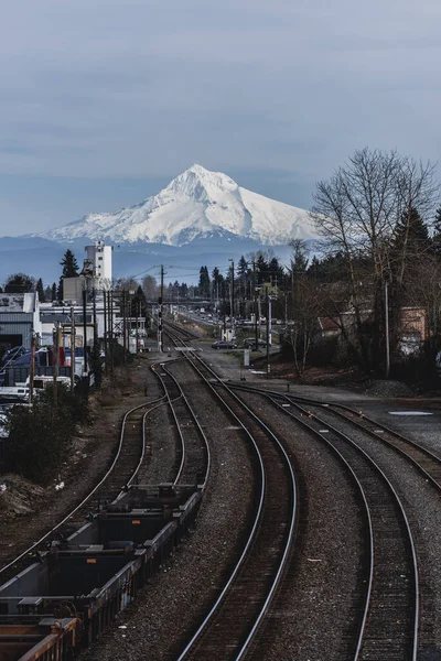 Hood Über Industriegleisen Portland Oregon — Stockfoto