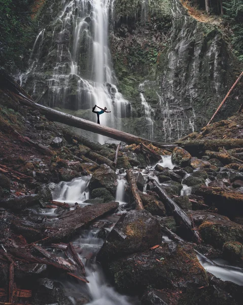 Йога Бревне Перед Гигантским Водопадом — стоковое фото