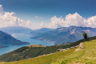 Como Gölü 2900 metre yükseklikten dağlardaki yerel bir İtalyan köyünden görülüyor. İtalya 'da tatil, Lombardy. 2019 yazı..