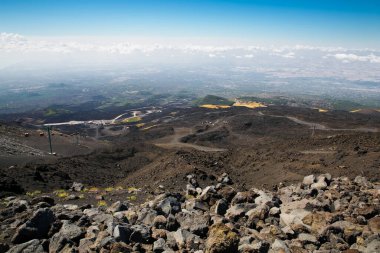 Sicilya 'daki Yanardağ Etna. Köye bir bak. Siyah volkanik kum, volkanik taşlar, şehir manzarası. Sicilya. Volkan ve bulutlar. Teleferiğin görüntüsü.