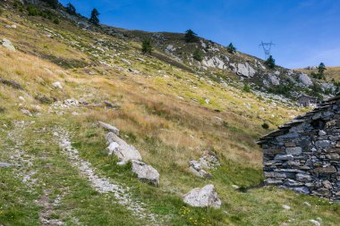 Köyün manzarası. İtalya, Lombardy, Como bölgesi. 2200 metre yüksekliğindeki köy. Trip. İtalya 'daki köyde tatiller.
