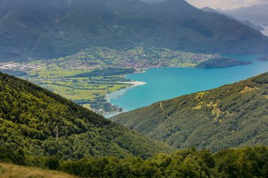 Köyün manzarası. İtalya, Lombardy, Como bölgesi. 2200 metre yüksekliğindeki köy. Trip. İtalya 'daki köyde tatiller.