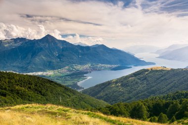Köyün manzarası. İtalya, Lombardy, Como bölgesi. 2200 metre yüksekliğindeki köy. Trip. İtalya 'daki köyde tatiller.