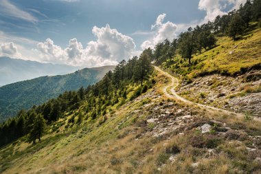 Köyün manzarası. İtalya, Lombardy, Como bölgesi. 2200 metre yüksekliğindeki köy. Trip. İtalya 'daki köyde tatiller.