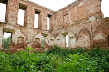 Belarus 'taki eski şatonun kalıntıları. Kırmızı tuğlalar, eski duvarlar ve penceresiz. 