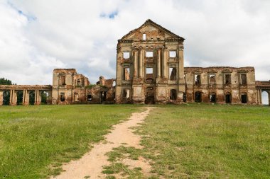 Belarus 'taki eski şatonun kalıntıları. Kırmızı tuğlalar, eski duvarlar ve penceresiz. 
