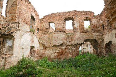 Belarus 'taki eski şatonun kalıntıları. Kırmızı tuğlalar, eski duvarlar ve penceresiz. 
