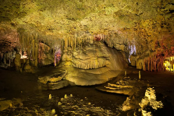 Stalaktytowe Jaskinie Oświetlone Hiszpanii Wyspie Majorka Wielokolorowe Oświetlenie Jaskiń Piękna — Zdjęcie stockowe