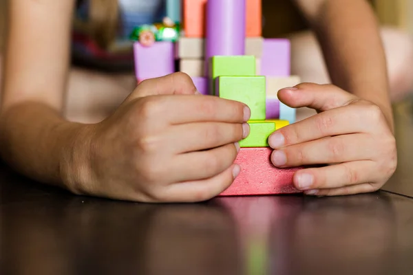 Çocuk Ahşap Renkli Bir Inşaatçıyla Oynuyor Renkli Ayrıntıları Çalmak Çok Telifsiz Stok Imajlar