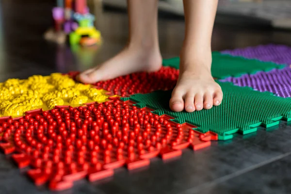 Ayak Paspasının Üzerinde Çocuk Ayakları Renkli Ayak Masajı Altlığı Masaj Stok Resim