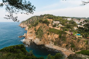 Dağlardan şehir manzarası. Yukarıdan Tossa de Mar kasabası. Dağdaki şehir. Kalenin tepesinden bir şehir. Şehirdeki tapınak.