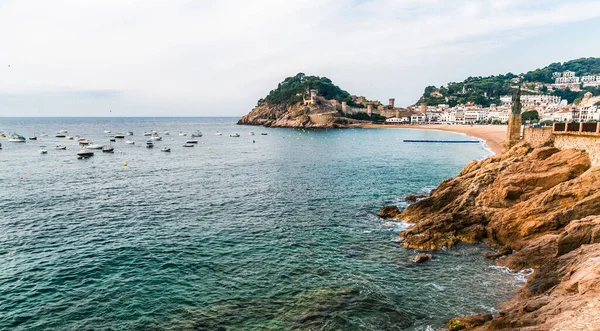 Dağlardan şehir manzarası. Yukarıdan Tossa de Mar kasabası. Dağdaki şehir. Kalenin tepesinden bir şehir. Şehirdeki tapınak.