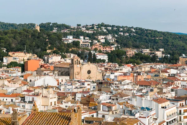 Dağlardan şehir manzarası. Yukarıdan Tossa de Mar kasabası. Dağdaki şehir. Kalenin tepesinden bir şehir. Şehirdeki tapınak.