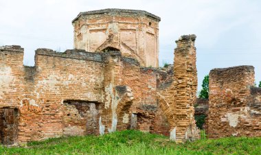 Şu anda Sapieha ailesi tarafından kurulan bir manastırın kalıntıları. 2020 yazı, Biaroza, Belarus. Brick duvarları yıktı. Yeniden yapılanma devam etmiyor..