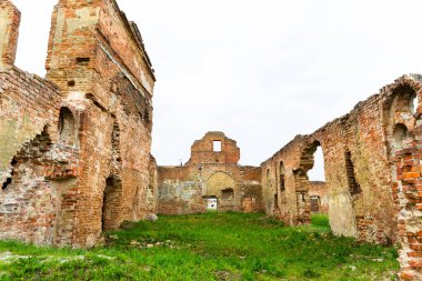 Şu anda Sapieha ailesi tarafından kurulan bir manastırın kalıntıları. 2020 yazı, Biaroza, Belarus. Brick duvarları yıktı. Yeniden yapılanma devam etmiyor..