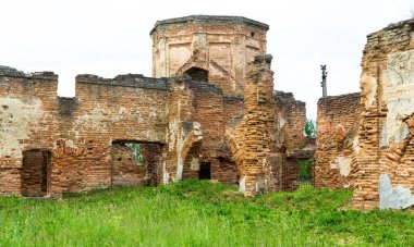 Şu anda Sapieha ailesi tarafından kurulan bir manastırın kalıntıları. 2020 yazı, Biaroza, Belarus. Brick duvarları yıktı. Yeniden yapılanma devam etmiyor..