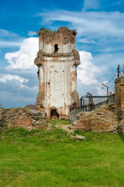Şu anda Sapieha ailesi tarafından kurulan bir manastırın kalıntıları. 2020 yazı, Biaroza, Belarus. Brick duvarları yıktı. Yeniden yapılanma devam etmiyor..