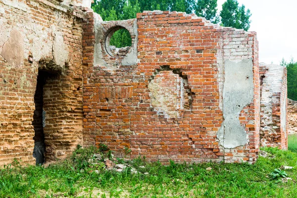 Şu anda Sapieha ailesi tarafından kurulan bir manastırın kalıntıları. 2020 yazı, Biaroza, Belarus. Brick duvarları yıktı. Yeniden yapılanma devam etmiyor..