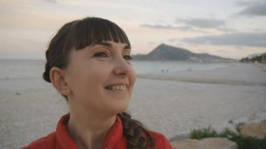 Sahil kasabası mimarisi sahil arka plan akşam üzerinde seyir çekici kadın gülümsüyor yakın çekim shot.