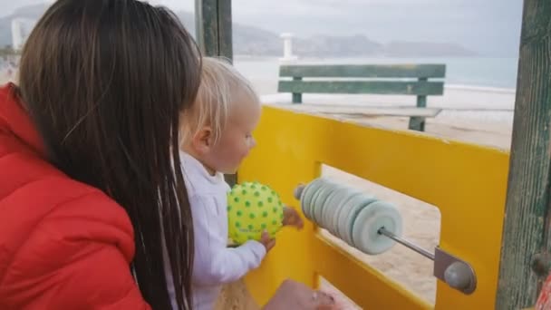 Mulher Caucasiana Jovem Com Bebê Parque Infantil Beira Mar Loira — Vídeo de Stock