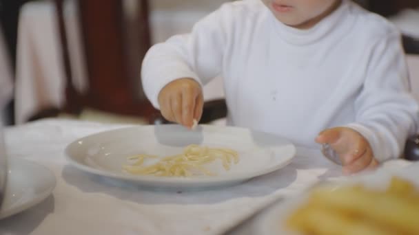 Dziecko Jedzenie Restauracji Niebieskooka Dziecko Krzesełko Zajmuje Makaron Ręcznie Płytki — Wideo stockowe