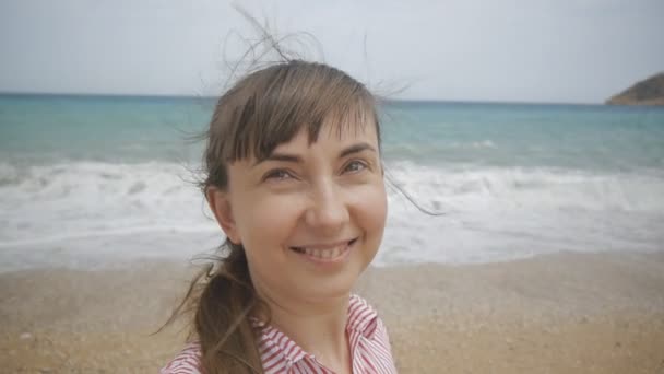 Ung Kvinna Nära Havet Storm Porträtt Leende Kaukasiska Flicka Stormigt — Stockvideo