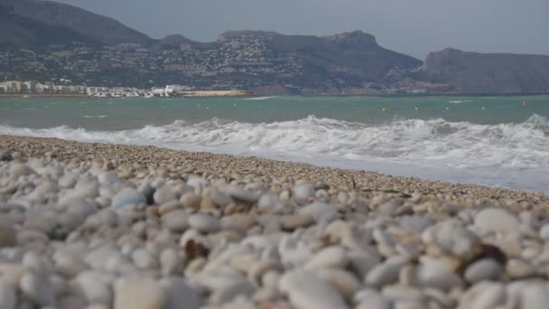 Порожній гальковий пляж і хвилі штормового моря . — стокове відео