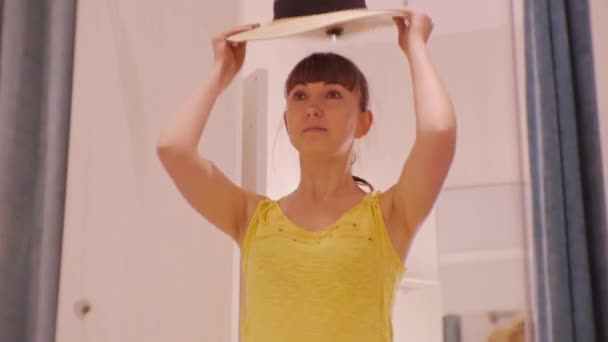 Jeune Femme Essayant Des Vêtements Souriant Caucasien Femelle Regarde Dans — Video