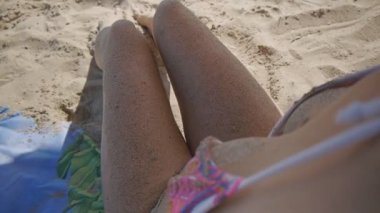 Dan yukarıda çekici kadın kumlu bacaklar ve beden bir mayo sahilde güpegündüz görüntülemek.