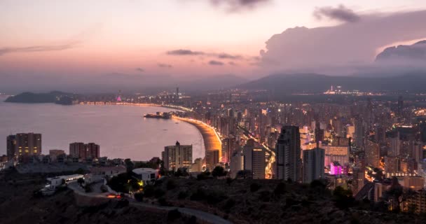 Vista de ângulo alto timelapse do crepúsculo à noite caindo sobre a baía e cidade de Benidorm. Costa blanca, Espanha . — Vídeo de Stock