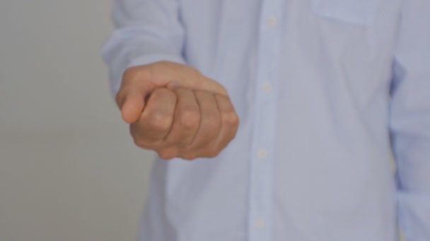 Primer plano de una mano de hombre de mediana edad con una camisa azul claro con billetes de cien dólares . — Vídeos de Stock